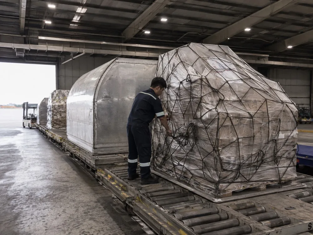Pallet hàng không được chằng lưới trong kho hàng sân bay