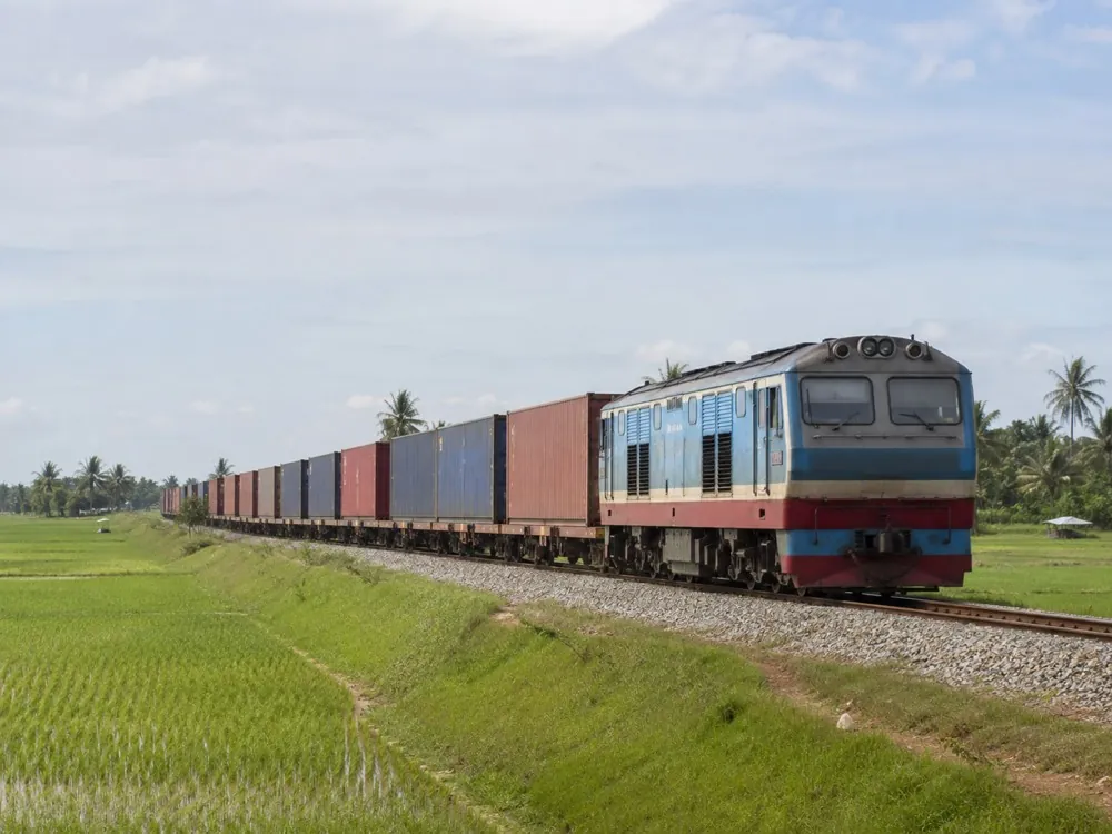 Đoàn tàu container chạy qua vùng đồng bằng