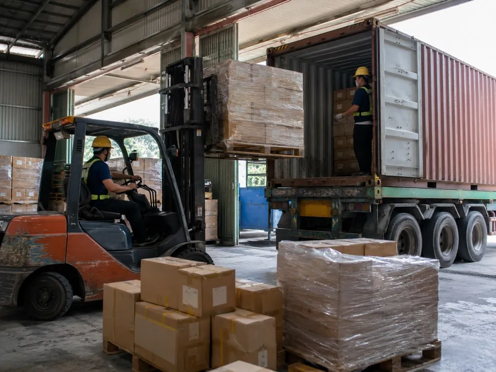 Gom hàng lẻ vào container tại kho CFS
