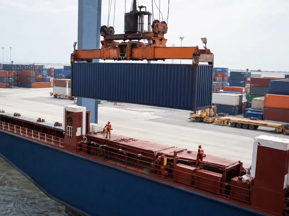 Cẩu bờ hạ container xuống tàu tại cầu cảng