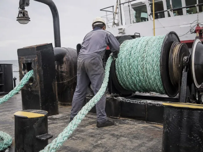 Dây lai trên tời tàu lai, thuyền viên đang thao tác