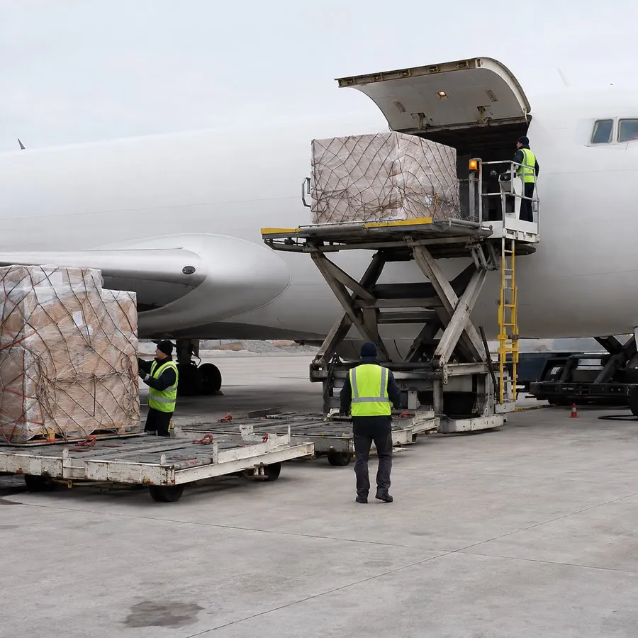 Xếp pallet hàng lên máy bay chở hàng tại sân đỗ