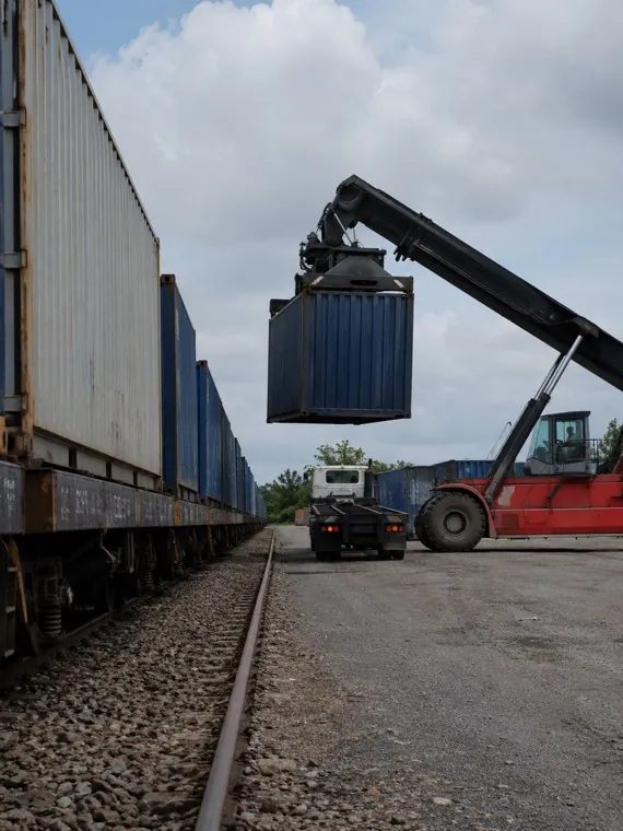 Bãi chuyển tải container giữa đường sắt và đường bộ